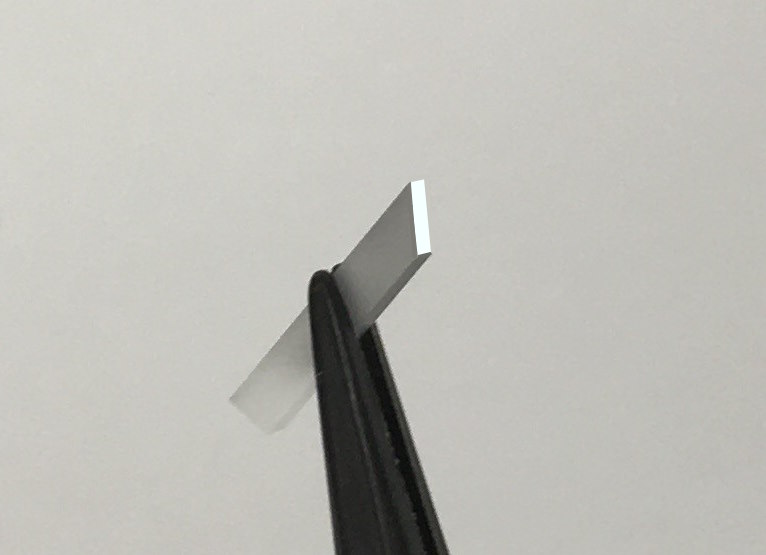Mikropryzmat prostokątny 1.0 x 1.0 x 8.0mm, przedłużony, do obrazowania endoskopowego dwufotonowego, hypotenusa pokryta aluminium ochronnym